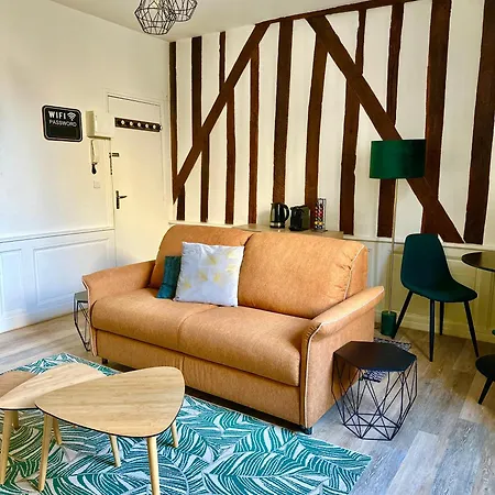 A Deux Pas De La Gare Апартаменты *