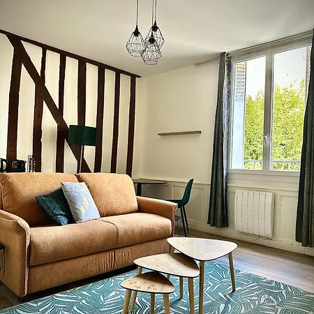 A Deux Pas De La Gare Apartment *