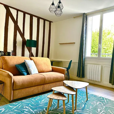 A Deux Pas De La Gare * 图尔