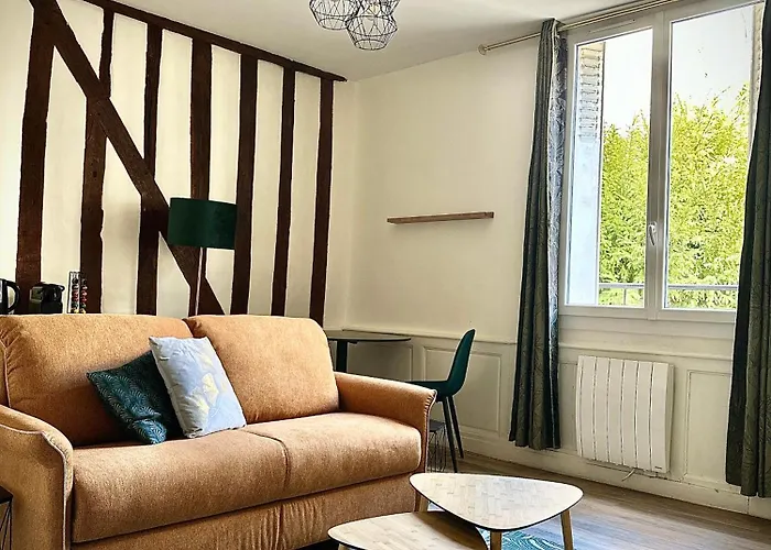 A Deux Pas De La Gare Апартаменты *